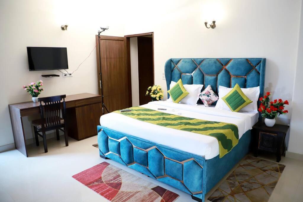 Divine India Service 3bhk, 2b Saket Apartment *