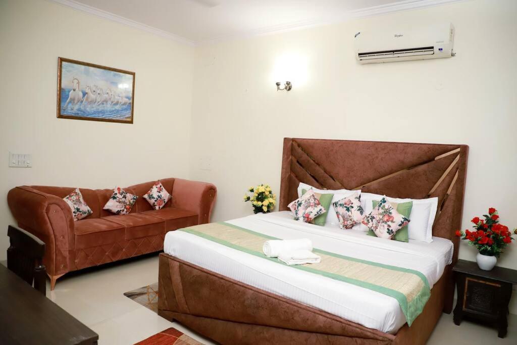 Apartment Divine India Service 3bhk, 2b Saket New Delhi