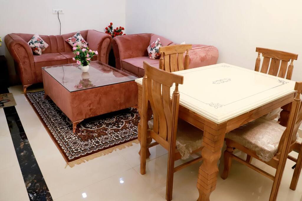 Divine India Service 3bhk, 2b Saket * New Delhi
