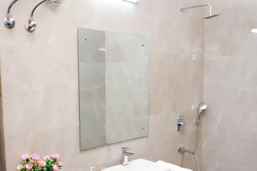 Divine India Service 3bhk, 2b Saket * New Delhi