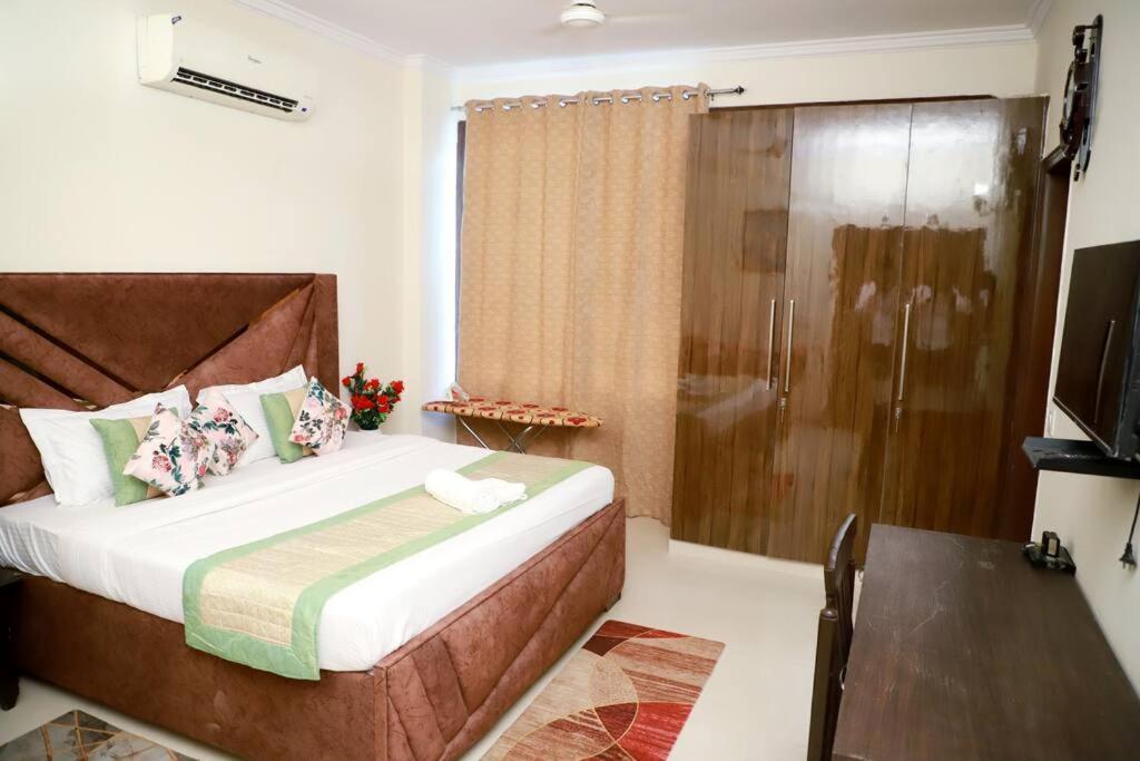 Divine India Service 3bhk, 2b Saket New Delhi