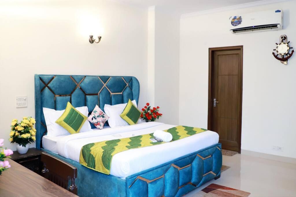 Apartment Divine India Service 3bhk, 2b Saket *