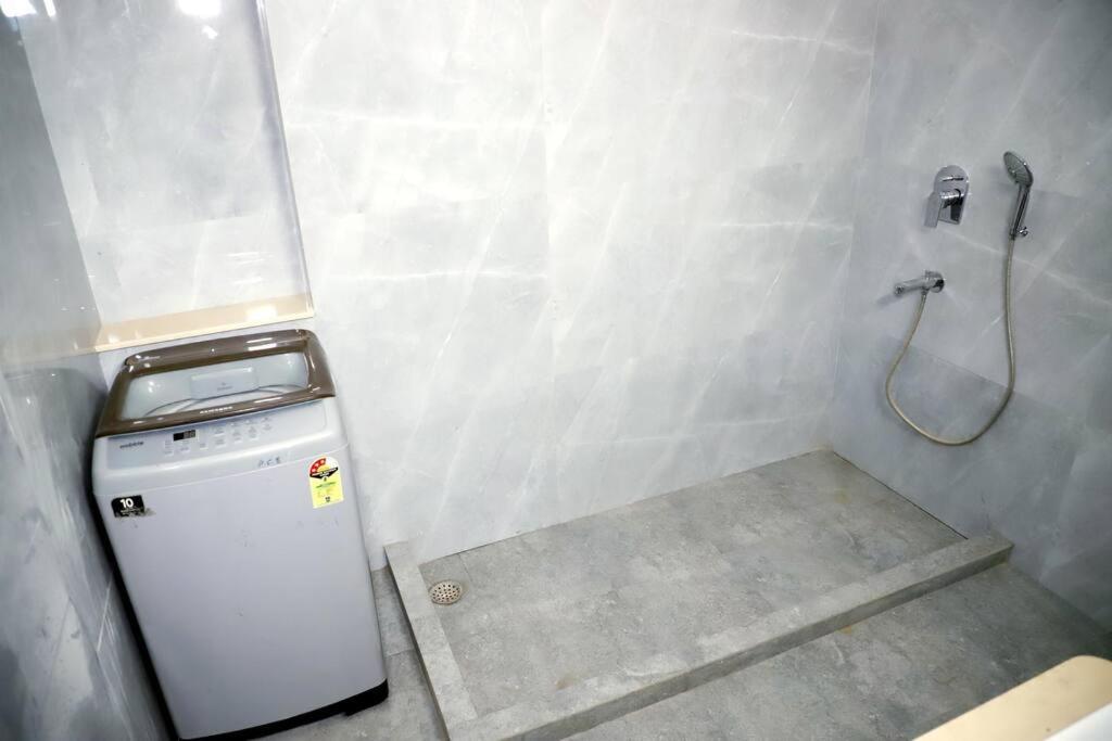 Divine India Service 3bhk, 2b Saket * New Delhi