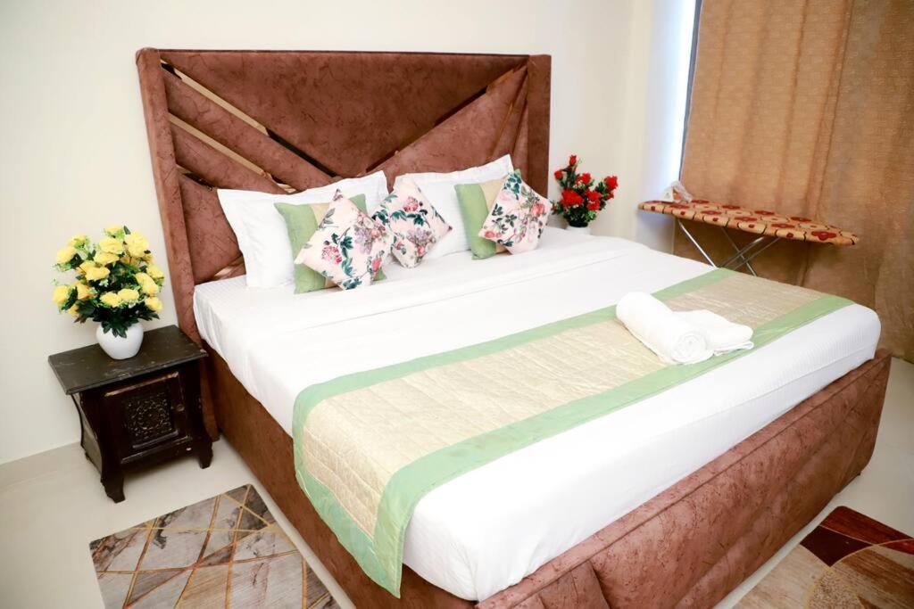 Divine India Service 3bhk, 2b Saket Apartment *