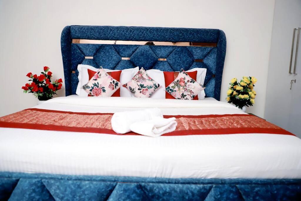 Apartment Divine India Service 3bhk, 2b Saket *