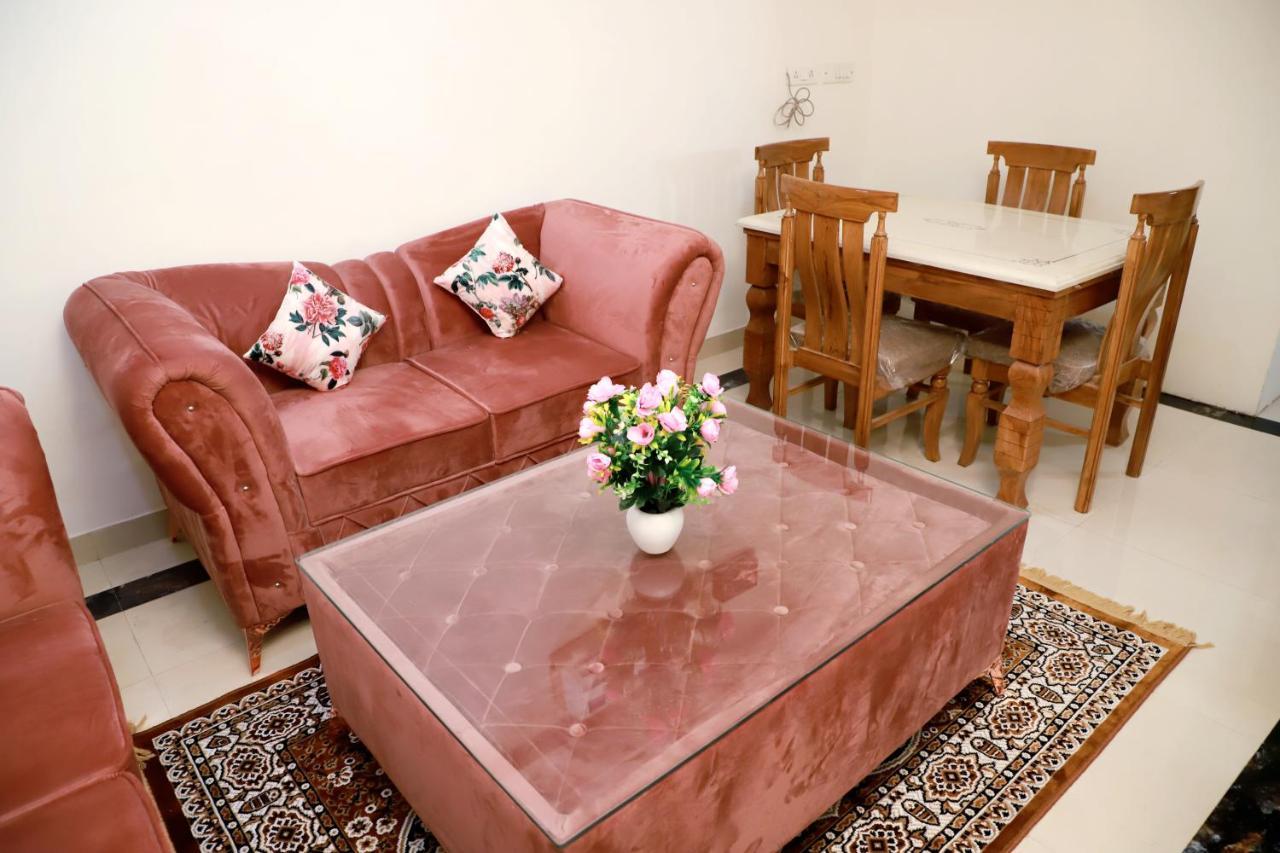 Apartment Divine India Service 3bhk, 2b Saket New Delhi